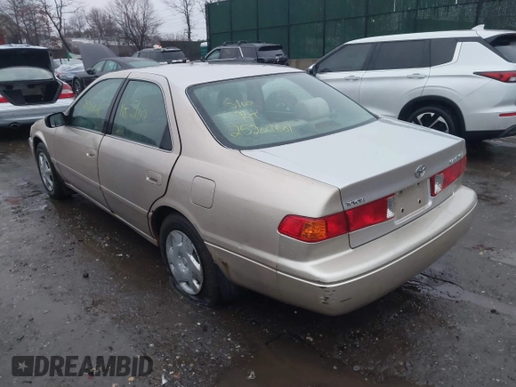 2001 Toyota Camry CE z VIN 4T1BG22K01U847704, wystawiony jako IAAI lot #41583762 z przebiegiem Nie podano mil oraz . Historia ofert i sprzedaży dostępna na DreamBid. Obrazek 3.