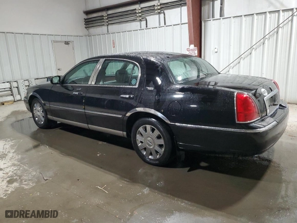 2009 Lincoln Town Car Signature Limited with VIN 2LNHM82V09X612644, listed as a Copart auction lot 44580505 with 124,231 mi miles and Clean Title. Bid and sale history available at carsss.com. Image 2.