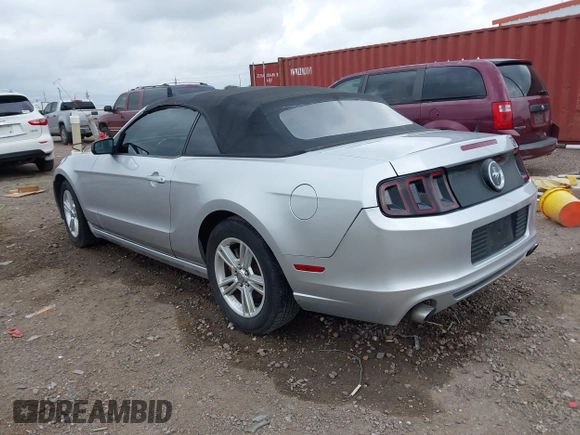 2014 Ford Mustang V6 z VIN 1ZVBP8EM5E5229361, wystawiony jako IAAI lot #42163228 z przebiegiem 199 081 mil mil oraz . Historia ofert i sprzedaży dostępna na DreamBid. Obrazek 3.
