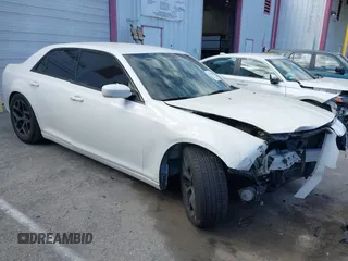 2014 Chrysler 300 S z VIN 2C3CCABG5EH344712, wystawiony jako IAAI lot #41594011 z przebiegiem 173 310 mil mil oraz . Historia ofert i sprzedaży dostępna na DreamBid. Obrazek 1.