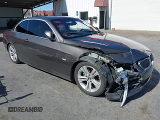 2011 BMW 3 Series 328i z VIN WBADW7C57BE545373, wystawiony jako IAAI lot #42259792 z przebiegiem Nie podano mil oraz . Historia ofert i sprzedaży dostępna na DreamBid. Obrazek 1.