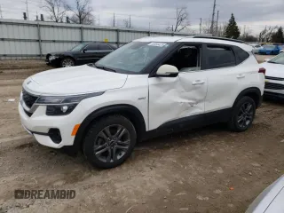 2021 Kia Seltos S z VIN KNDEUCAAXM7170110, wystawiony jako Copart lot #50989425 z przebiegiem 55 613 mil mil oraz Szkoda całkowita • Salvage title. Historia ofert i sprzedaży dostępna na DreamBid. Obrazek 1.
