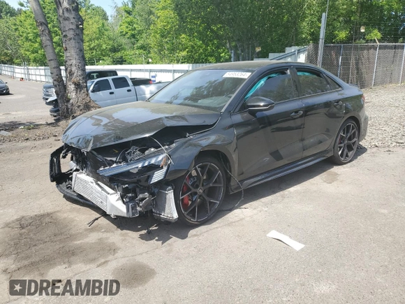 2024 Audi RS 3 z VIN WUAG4DGY5RA900327, wystawiony jako Copart lot #54953264 z przebiegiem Nie podano mil oraz Szkody całkowita. Historia ofert i sprzedaży dostępna na DreamBid. Obrazek 1.