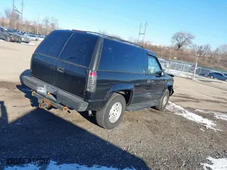 1998 Chevrolet Tahoe with VIN 3GNEK18R5WG130358, listed as a IAAI auction lot 41428005 with 218,513 mi miles. Bid and sale history available at carsss.com. Image 4.