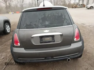 2006 MINI Hardtop z VIN WMWRC33506TK71183, wystawiony jako IAAI lot #41821227 z przebiegiem 87 958 mil mil oraz . Historia ofert i sprzedaży dostępna na DreamBid. Obrazek 16.