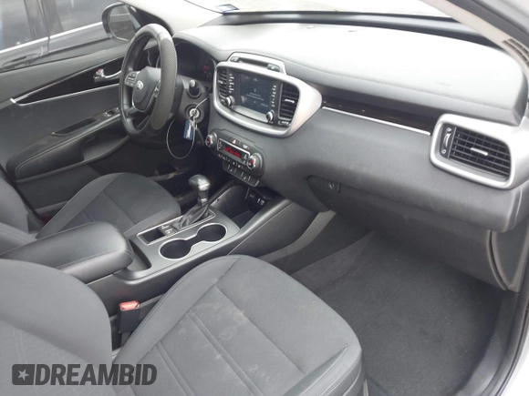 2019 Kia Sorento LX z VIN 5XYPG4A5XKG447654, wystawiony jako IAAI lot #41943667 z przebiegiem 84 241 mil mil oraz . Historia ofert i sprzedaży dostępna na DreamBid. Obrazek 5.