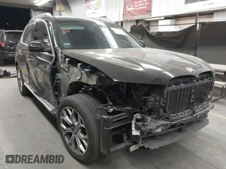 2022 BMW X7 xDrive40i with VIN 5UXCW2C0XN9K60099, listed as a IAAI auction lot 41513833 with 32,577 mi miles. Bid and sale history available at carsss.com. Image 1.