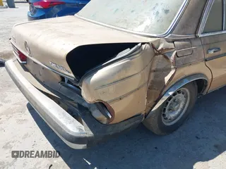 1981 Mercedes-Benz 300 D z VIN WDBAB30A9BB219442, wystawiony jako IAAI lot #42476756 z przebiegiem 274 561 mil mil oraz . Historia ofert i sprzedaży dostępna na DreamBid. Obrazek 6.