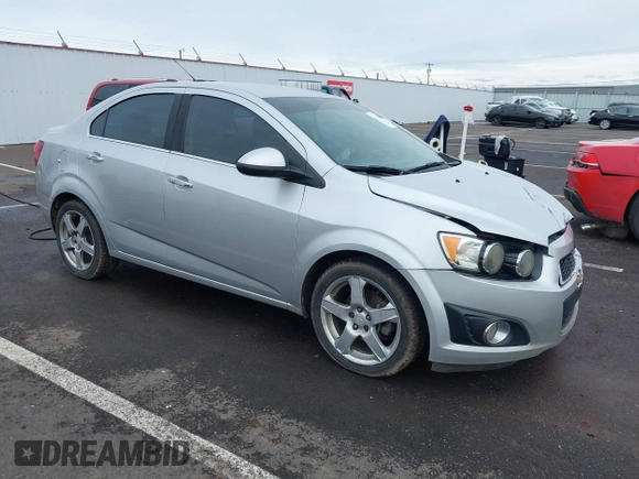 2015 Chevrolet Sonic LTZ z VIN 1G1JE5SB4F4108360, wystawiony jako IAAI lot #41526362 z przebiegiem 157 226 mil mil oraz . Historia ofert i sprzedaży dostępna na DreamBid. Obrazek 1.