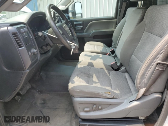 2015 GMC Sierra 2500HD z VIN 1GT01XE89FZ124325, wystawiony jako Copart lot #60473645 z przebiegiem 283 077 mil mil oraz Czysty tytuł • Clean title. Historia ofert i sprzedaży dostępna na DreamBid. Obrazek 7.