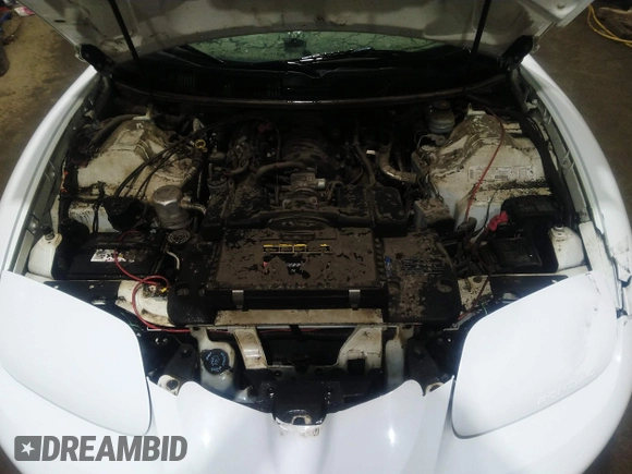 1998 Pontiac Firebird Formula z VIN 2G2FV22GXW2225829, wystawiony jako IAAI lot #39732377 z przebiegiem Nie podano mil oraz . Historia ofert i sprzedaży dostępna na DreamBid. Obrazek 10.