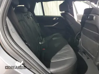 2024 BMW X5 xDrive40i z VIN 5UX23EU00R9U33915, wystawiony jako Copart lot #58737875 z przebiegiem Nie podano mil oraz Czysty tytuł • Clean title. Historia ofert i sprzedaży dostępna na DreamBid. Obrazek 11.