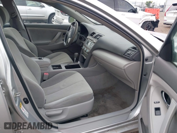 2007 Toyota Camry CE z VIN 4T1BE46K87U188131, wystawiony jako IAAI lot #42378672 z przebiegiem 274 966 mil mil oraz . Historia ofert i sprzedaży dostępna na DreamBid. Obrazek 5.