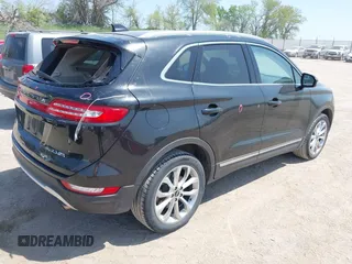 2015 Lincoln MKC z VIN 5LMTJ2AH1FUJ07790, wystawiony jako IAAI lot #42179874 z przebiegiem 47 945 mil mil oraz . Historia ofert i sprzedaży dostępna na DreamBid. Obrazek 4.