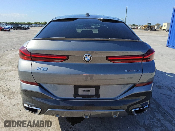 2025 BMW X6 xDrive40i z VIN 5UX33EX02S9W99295, wystawiony jako Copart lot #56997185 z przebiegiem 31 308 mil mil oraz Czysty tytuł • Clean title. Historia ofert i sprzedaży dostępna na DreamBid. Obrazek 6.