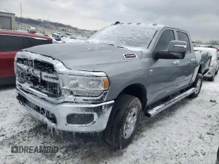 2024 Ram 2500 Tradesman z VIN 3C6UR5CL1RG221519, wystawiony jako Copart lot #87025154 z przebiegiem 20 430 mil mil oraz Szkody całkowita. Historia ofert i sprzedaży dostępna na DreamBid. Obrazek 1.