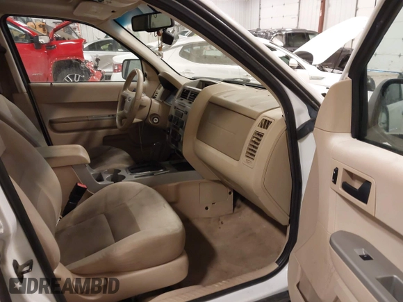 2008 Ford Escape XLT with VIN 1FMCU93128KA82058, listed as a IAAI auction lot 42005473 with 199,016 mi miles. Bid and sale history available at carsss.com. Image 5.