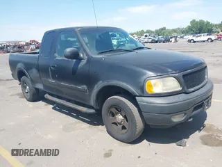 2000 Ford F-150 XL z VIN 2FTRX18L8YCA51967, wystawiony jako IAAI lot #42478391 z przebiegiem Nie podano mil oraz . Historia ofert i sprzedaży dostępna na DreamBid. Obrazek 1.