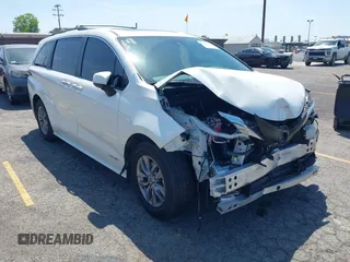 2021 Toyota Sienna XLE z VIN 5TDJRKEC8MS032240, wystawiony jako IAAI lot #42335055 z przebiegiem 42 265 mil mil oraz . Historia ofert i sprzedaży dostępna na DreamBid. Obrazek 1.