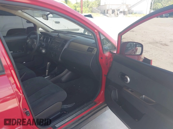 2011 Nissan Versa S z VIN 3N1BC1CP0BL505284, wystawiony jako IAAI lot #42375919 z przebiegiem 105 571 mil mil oraz . Historia ofert i sprzedaży dostępna na DreamBid. Obrazek 5.