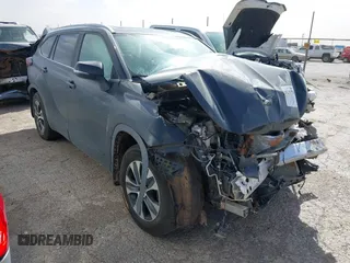 2023 Toyota Highlander L z VIN 5TDKDRAHXPS001167, wystawiony jako IAAI lot #41831778 z przebiegiem Nie podano mil oraz . Historia ofert i sprzedaży dostępna na DreamBid. Obrazek 1.