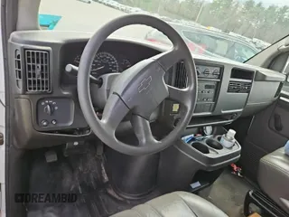 2005 Chevrolet Express Cargo z VIN 1GCFG15X451215108, wystawiony jako IAAI lot #42607984 z przebiegiem 127 758 mil mil oraz . Historia ofert i sprzedaży dostępna na DreamBid. Obrazek 13.