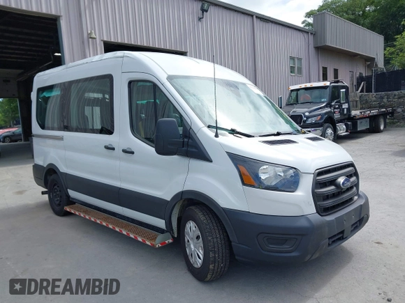 2020 Ford Transit Passenger XL z VIN 1FDZK1C82LKA79233, wystawiony jako IAAI lot #42766871 z przebiegiem 32 428 mil mil oraz . Historia ofert i sprzedaży dostępna na DreamBid. Obrazek 1.