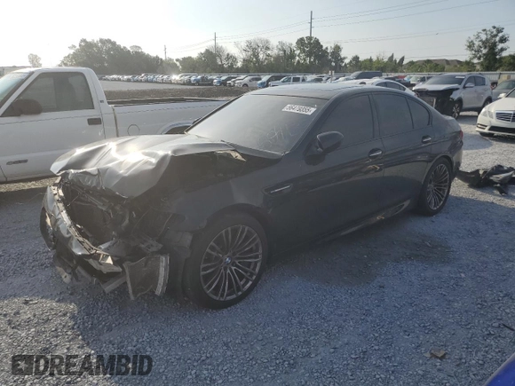 2014 BMW M5 z VIN WBSFV9C53ED594132, wystawiony jako Copart lot #56479355 z przebiegiem 89 020 mil mil oraz Szkody całkowita. Historia ofert i sprzedaży dostępna na DreamBid. Obrazek 1.