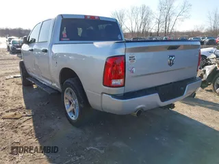 2017 Ram 1500 Express z VIN 3C6RR7KT1HG793157, wystawiony jako IAAI lot #41990661 z przebiegiem 92 038 mil mil oraz . Historia ofert i sprzedaży dostępna na DreamBid. Obrazek 3.