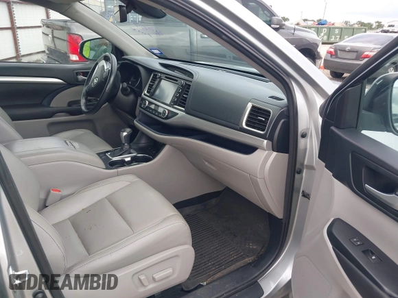 2017 Toyota Highlander XLE z VIN 5TDJZRFH6HS509725, wystawiony jako IAAI lot #42677602 z przebiegiem 120 311 mil mil oraz . Historia ofert i sprzedaży dostępna na DreamBid. Obrazek 5.