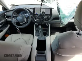 2024 Toyota Highlander Hybrid XLE z VIN 5TDACAB52RS028855, wystawiony jako Copart lot #56108855 z przebiegiem 4630 mil mil oraz Szkoda całkowita • Salvage title. Historia ofert i sprzedaży dostępna na DreamBid. Obrazek 8.