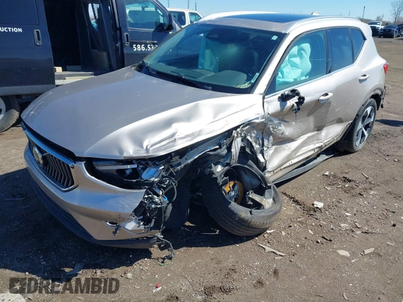 2024 Volvo XC40 Plus Bright Theme z VIN YV4L12UE3R2290695, wystawiony jako IAAI lot #41812076 z przebiegiem 42 047 mil mil oraz . Historia ofert i sprzedaży dostępna na DreamBid. Obrazek 6.