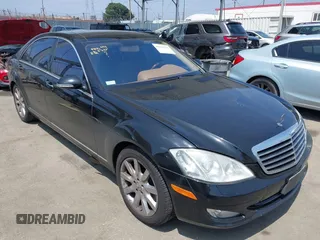 2007 Mercedes-Benz S 550 z VIN WDDNG71X57A105410, wystawiony jako IAAI lot #42433551 z przebiegiem 175 727 mil mil oraz . Historia ofert i sprzedaży dostępna na DreamBid. Obrazek 1.