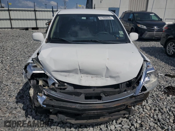 2009 Nissan Versa S z VIN 3N1BC13E79L490369, wystawiony jako Copart lot #51960035 z przebiegiem 160 125 mil mil oraz Nie do naprawy • Non repairable. Historia ofert i sprzedaży dostępna na DreamBid. Obrazek 5.
