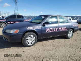2000 Toyota Camry LE z VIN 4T1BF22KXYU953641, wystawiony jako Copart lot #48018145 z przebiegiem 118 587 mil mil oraz Czysty tytuł • Clean title. Historia ofert i sprzedaży dostępna na DreamBid. Obrazek 1.