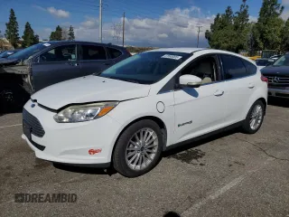 2014 Ford Focus Electric z VIN 1FADP3R43EL330425, wystawiony jako Copart lot #47588005 z przebiegiem 64 161 mil mil oraz Szkody całkowita. Historia ofert i sprzedaży dostępna na DreamBid. Obrazek 1.