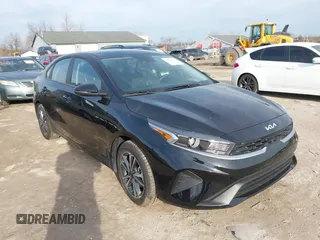 2024 Kia Forte LXS z VIN 3KPF24AD5RE840129, wystawiony jako IAAI lot #41824131 z przebiegiem 4 705 mil mil oraz . Historia ofert i sprzedaży dostępna na DreamBid. Obrazek 1.