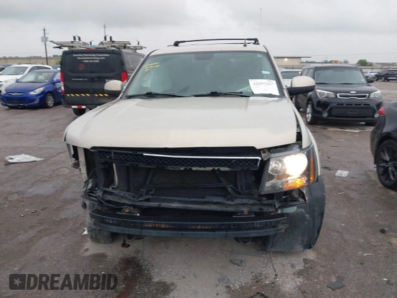 2010 Chevrolet Suburban LT z VIN 1GNUKJE32AR274468, wystawiony jako IAAI lot #42097027 z przebiegiem 257 180 mil mil oraz . Historia ofert i sprzedaży dostępna na DreamBid. Obrazek 12.