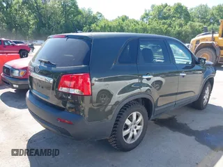 2012 Kia Sorento LX z VIN 5XYKT3A15CG191986, wystawiony jako IAAI lot #42261039 z przebiegiem 161 816 mil mil oraz . Historia ofert i sprzedaży dostępna na DreamBid. Obrazek 4.