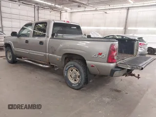 2003 Chevrolet Silverado 1500HD LS z VIN 1GCGK13U43F215122, wystawiony jako IAAI lot #42277237 z przebiegiem Nie podano mil oraz . Historia ofert i sprzedaży dostępna na DreamBid. Obrazek 3.