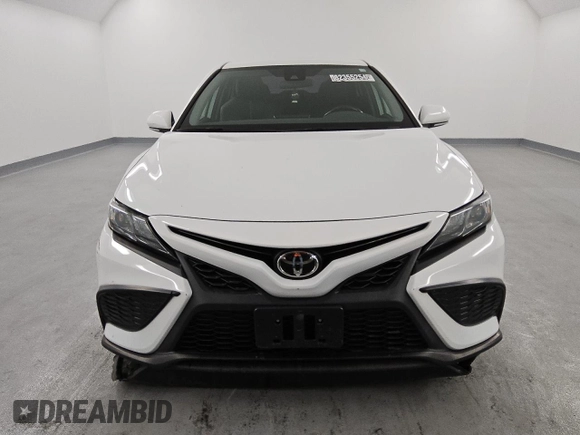2022 Toyota Camry SE z VIN 4T1G11AKXNU630931, wystawiony jako Copart lot #82355254 z przebiegiem 34 943 mil mil oraz Czysty tytuł • Clean title. Historia ofert i sprzedaży dostępna na DreamBid. Obrazek 5.