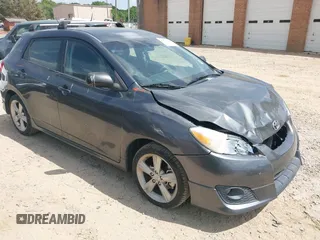2009 Toyota Matrix S z VIN 2T1LE40E89C005922, wystawiony jako IAAI lot #42075483 z przebiegiem 200 209 mil mil oraz . Historia ofert i sprzedaży dostępna na DreamBid. Obrazek 1.