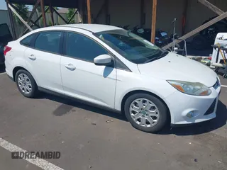 2012 Ford Focus SE z VIN 1FAHP3F26CL175855, wystawiony jako IAAI lot #42574912 z przebiegiem 86 158 mil mil oraz . Historia ofert i sprzedaży dostępna na DreamBid. Obrazek 1.