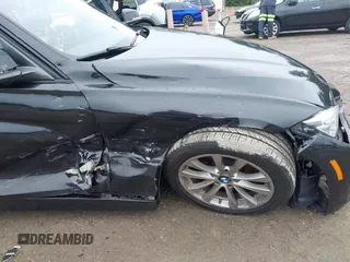2018 BMW 3 Series 320i xDrive z VIN WBA8E5G59JNU46619, wystawiony jako IAAI lot #42279952 z przebiegiem 44 929 mil mil oraz . Historia ofert i sprzedaży dostępna na DreamBid. Obrazek 6.