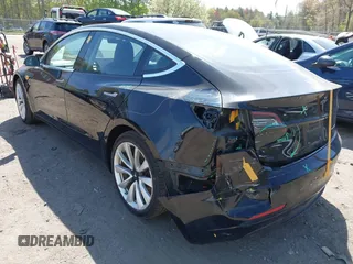 2018 Tesla Model 3 Long Range Battery z VIN 5YJ3E1EB6JF086612, wystawiony jako IAAI lot #42149440 z przebiegiem 101 170 mil mil oraz . Historia ofert i sprzedaży dostępna na DreamBid. Obrazek 3.
