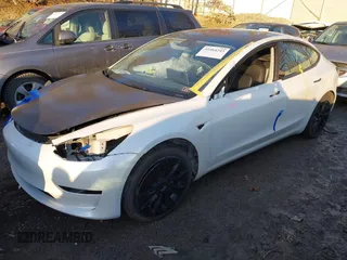 2023 Tesla Model 3 z VIN 5YJ3E1EAXPF584537, wystawiony jako IAAI lot #41464243 z przebiegiem 33 229 mil mil oraz . Historia ofert i sprzedaży dostępna na DreamBid. Obrazek 2.
