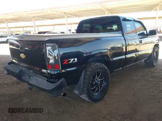2003 Chevrolet Silverado 1500 LS z VIN 2GCEK19T331197130, wystawiony jako IAAI lot #42294159 z przebiegiem 286 259 mil mil oraz . Historia ofert i sprzedaży dostępna na DreamBid. Obrazek 4.