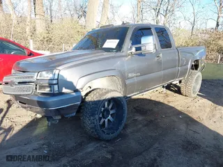 2006 Chevrolet Silverado 2500HD LT2 with VIN 1GCHK29D66E255102, listed as a IAAI auction lot 40989120 with 216,000 mi miles. Bid and sale history available at carsss.com. Image 17.