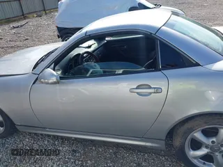 2001 Mercedes-Benz SLK 230/320 z VIN WDBKK65F81F191120, wystawiony jako IAAI lot #42173910 z przebiegiem 128 035 mil mil oraz . Historia ofert i sprzedaży dostępna na DreamBid. Obrazek 14.