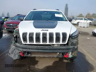 2018 Jeep Cherokee Trailhawk z VIN 1C4PJMBX8JD525945, wystawiony jako IAAI lot #41008604 z przebiegiem 111 086 mil mil oraz . Historia ofert i sprzedaży dostępna na DreamBid. Obrazek 13.